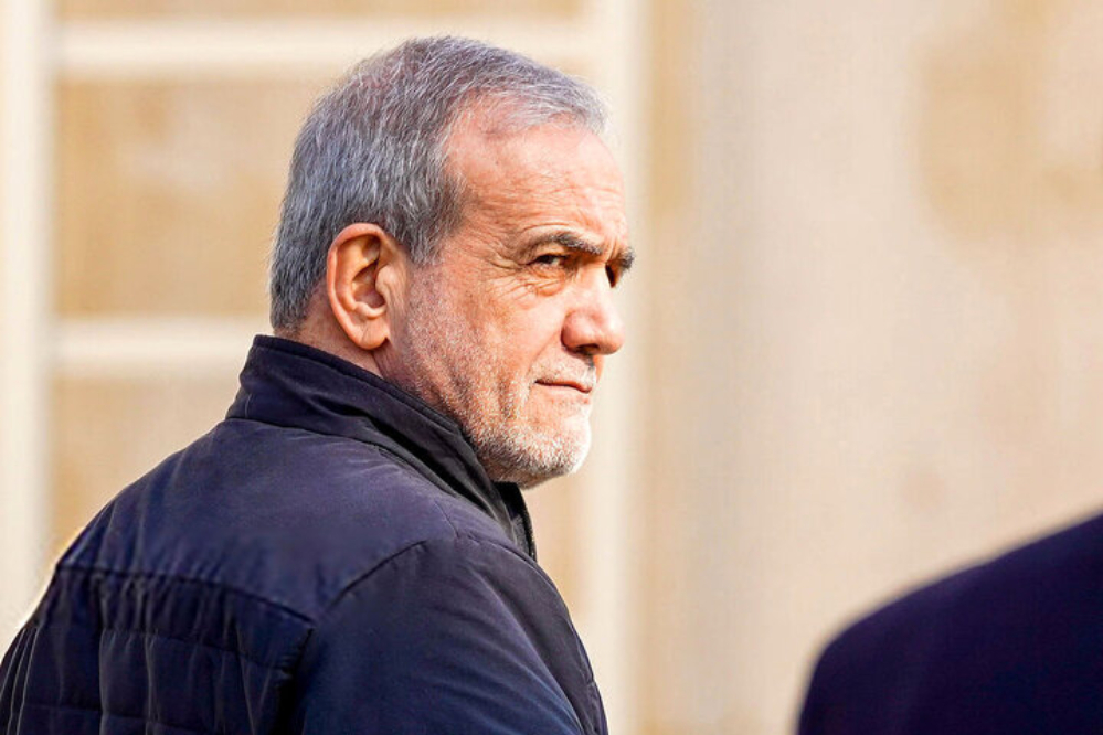 الرئيس الايراني يتفقد عائلات متضررة من الحرب