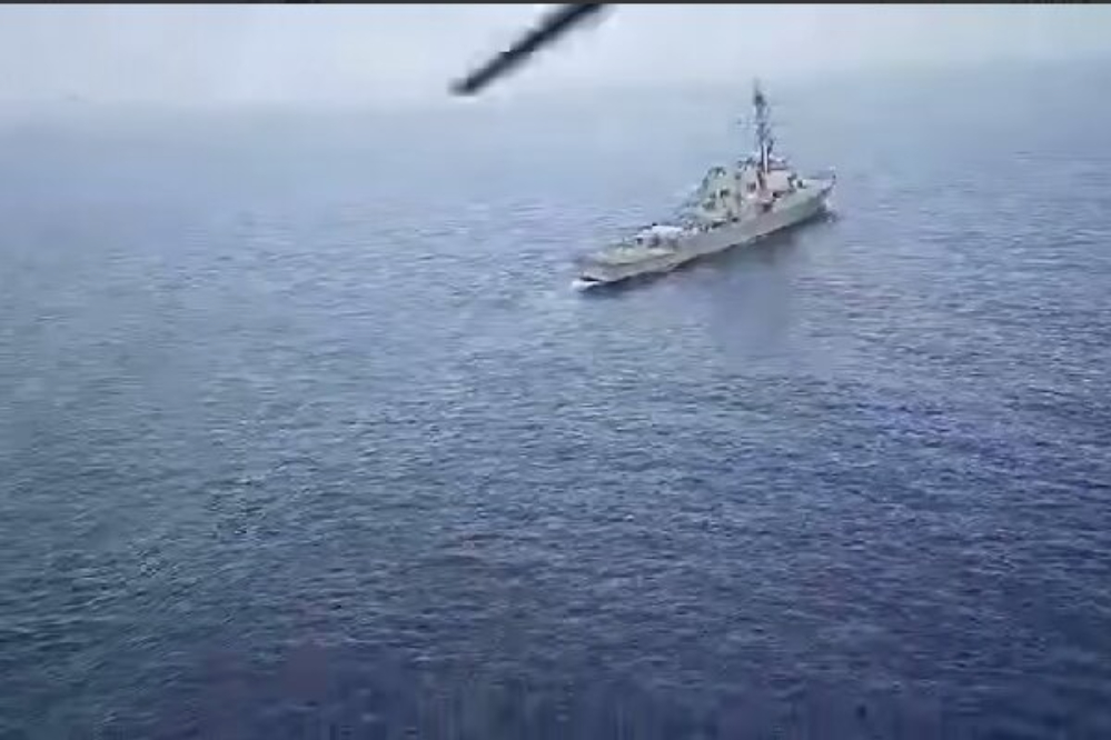 الجيش الإيراني يوجه تحذيراً شديداً لمدمرة أمريكية في بحر عمان ويجبرها على مغادرة المنطقة