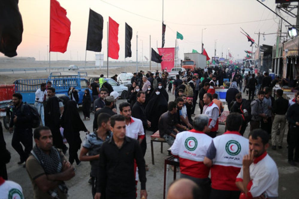 الهلال الاحمر الايراني: 8000 متطوع إغاثة يخدمون زوار الأربعين في العراق