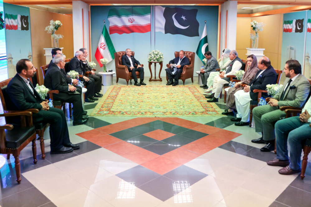 إيران وباكستان توقعان 12 مذكرة تعاون في مختلف المجالات