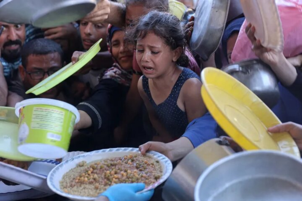 صورة مؤلمة للجوع في غزة: أطفال يجمعون الدقيق من التراب