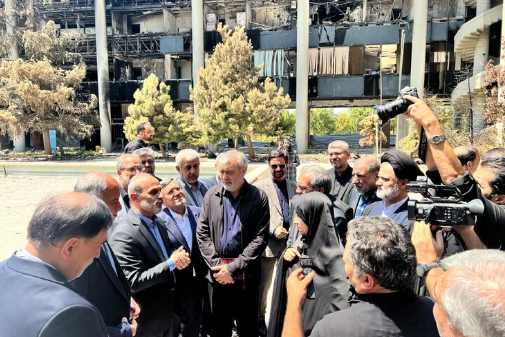 أعضاء لجنة الأمن القومي الايراني يتفقدون المبنى الزجاجي للإذاعة والتلفزيون