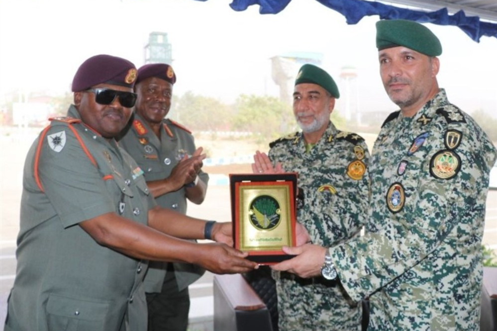 زيارة قائد الدفاع الوطني لجنوب إفريقيا للواء 65 المحمول جواً للجيش الايراني