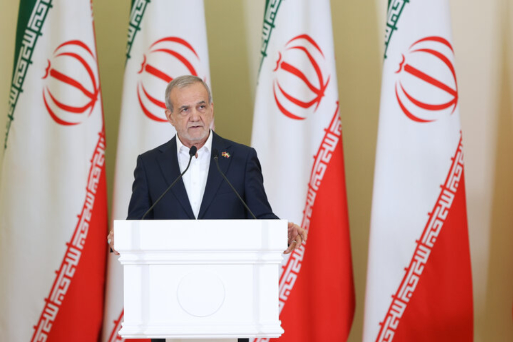 بزشكيان: التعاون الثنائي والموسع هو الحل لتحييد العقوبات الأمريكية