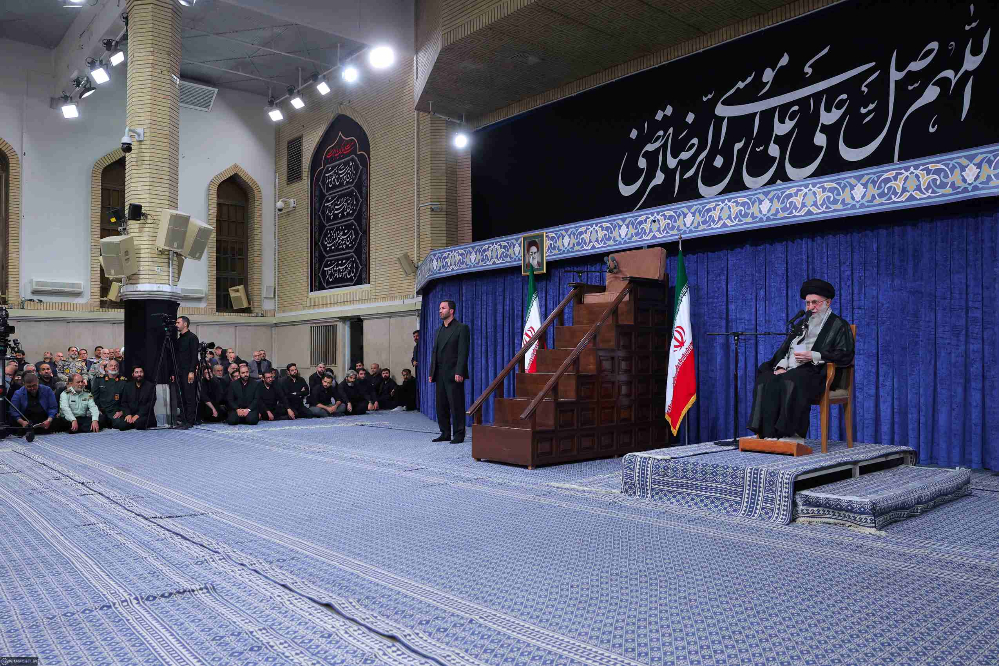 قائد الثورة: الشعب الإيراني يقف بقوة أمام المطالب المهينة الأمريكية لإستسلامه