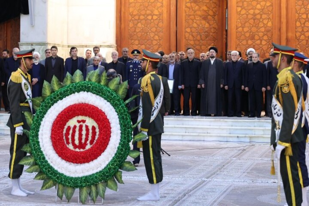 رئيس الجمهورية وأعضاء الحكومة يجددون العهد بالتزامهم بمبادئ الإمام الخميني (ره)