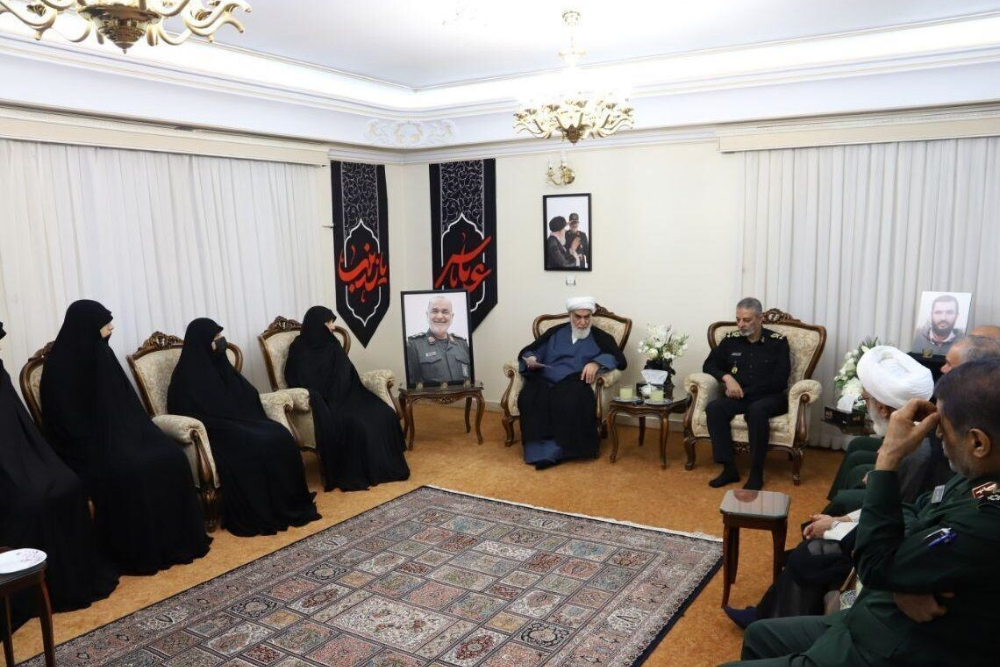 حجة الاسلام كلبايكاني واللواء موسوي يزوران اسر شهداء الاقتدار