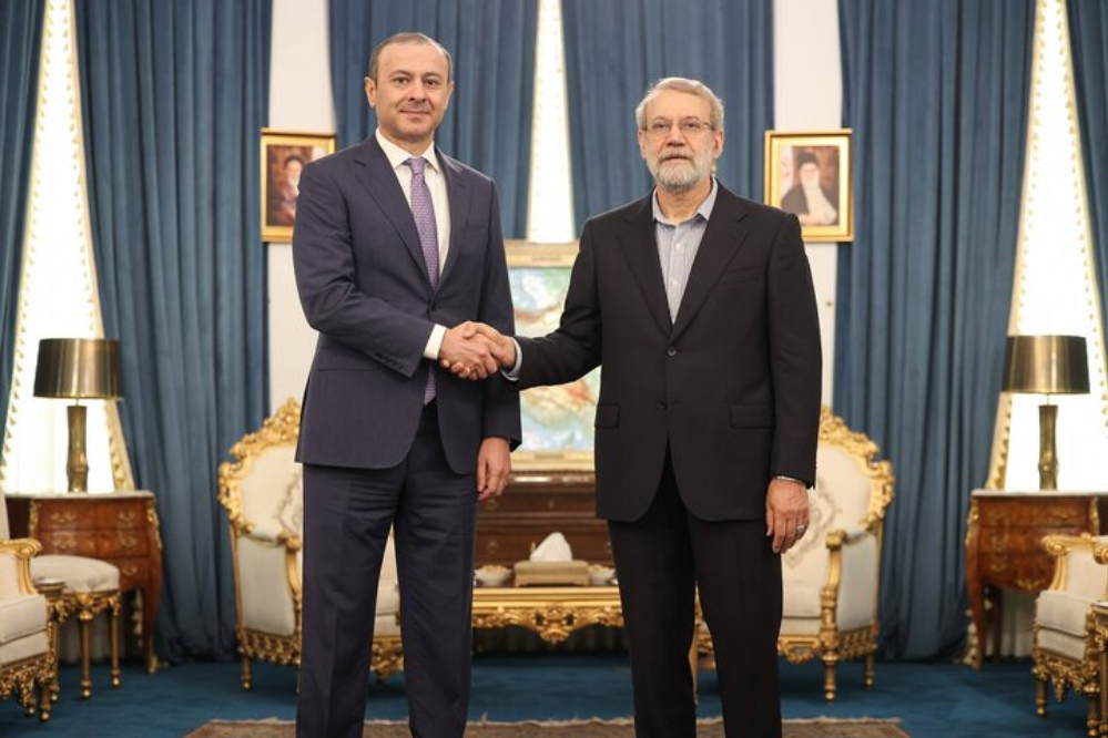 لاريجاني يلتقي أمين مجلس الأمن القومي الأرمني في طهران