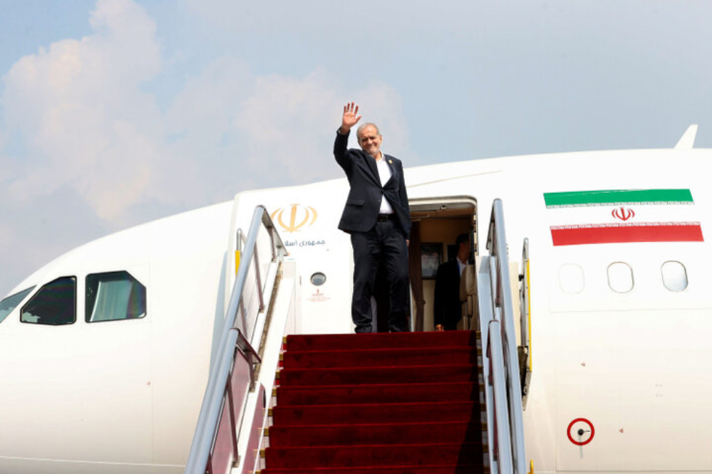 الرئيس بزشكيان يغادر الصين متوجهاً إلى إيران