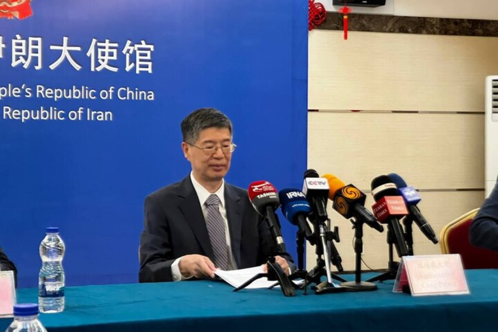 السفير الصيني لدى إيران: بكين جعلت تطوير العلاقات مع طهران أولوية في سياستها الخارجية