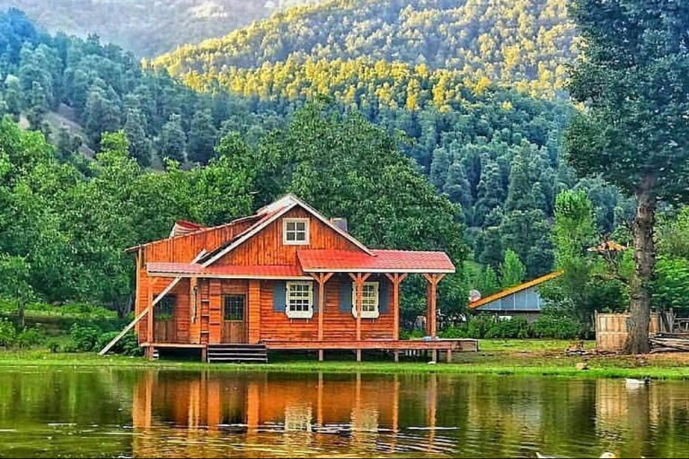 قرية خلابة تقع بجوار بركة طبيعية .. استخركاه في محافظة جيلان