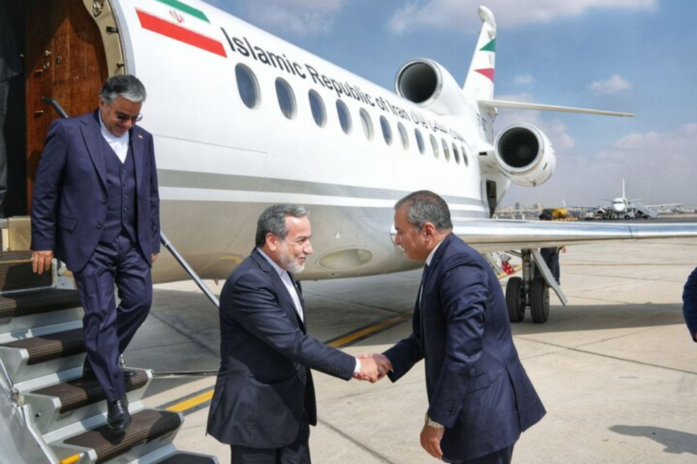 وزير الخارجية الإيراني يصل الى القاهرة