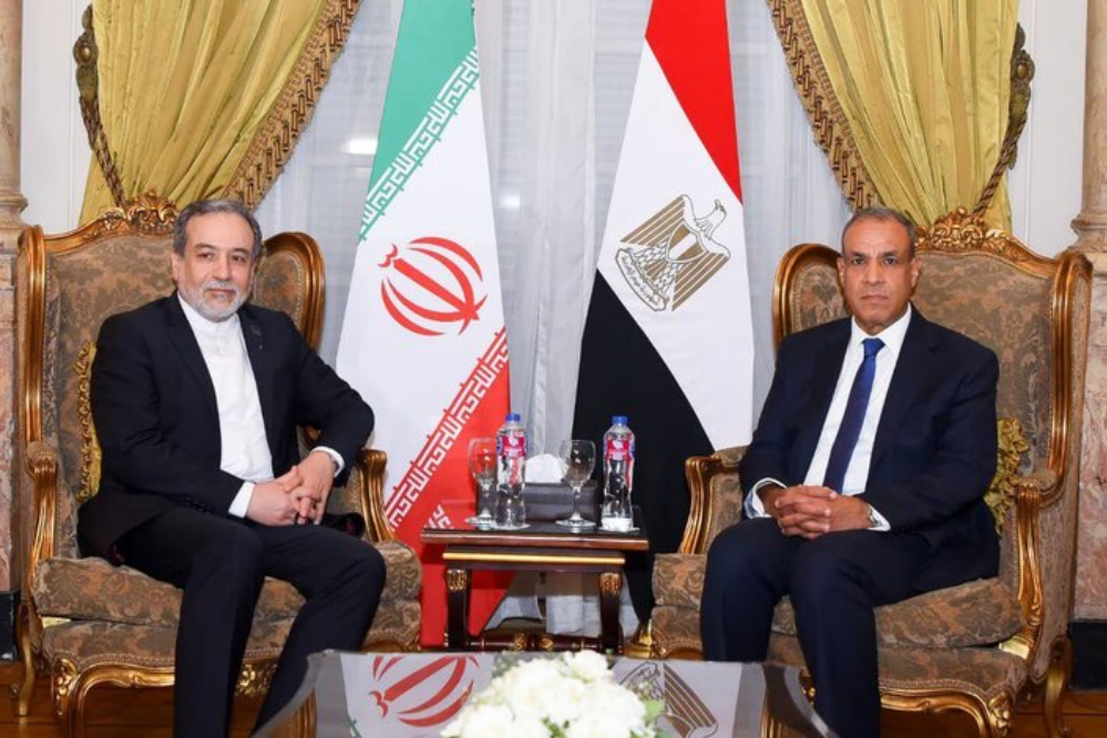 وزير الخارجية الايراني يلتقي نظيره المصري في القاهرة