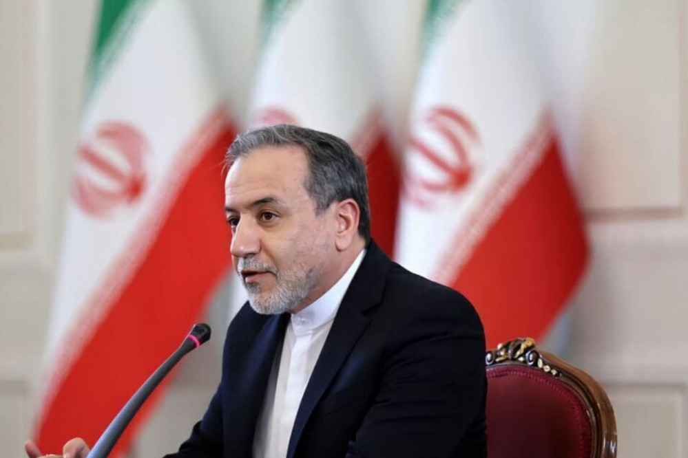 وزير الخارجية الايراني يحذّر الترويكا الاوروبية من تفعيل آلية الزناد