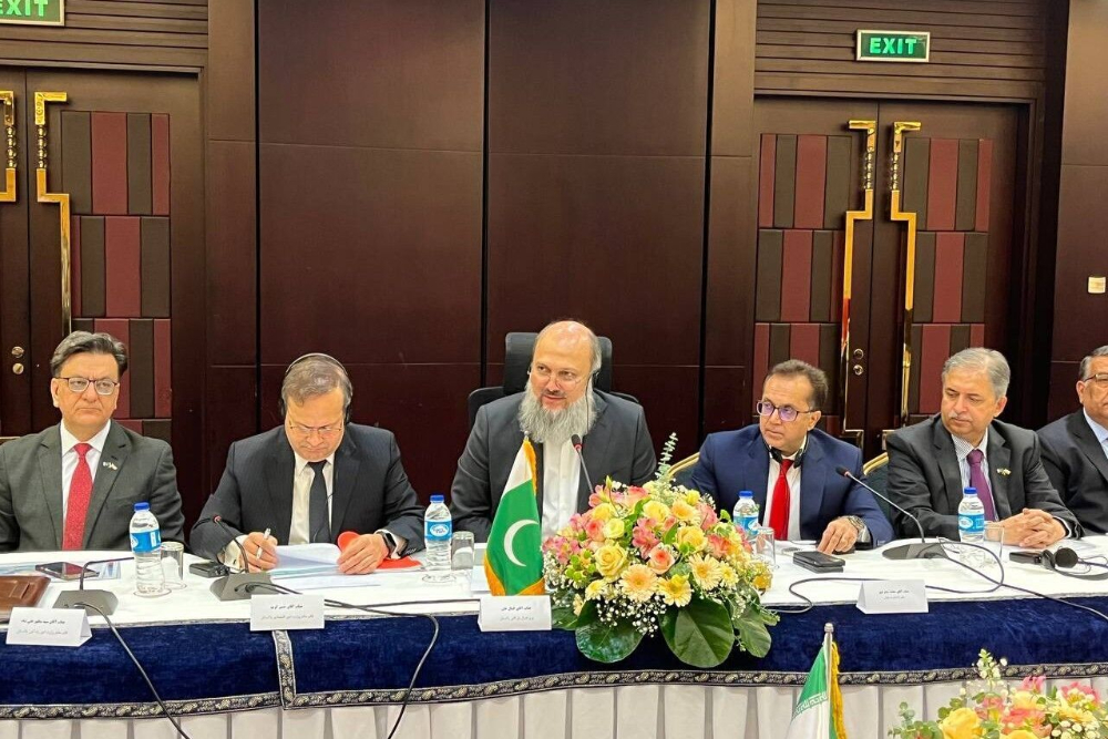 وزير التجارة الباكستاني: إسلام آباد مستعدة لتوسيع التعاون الاقتصادي والإقليمي مع طهران