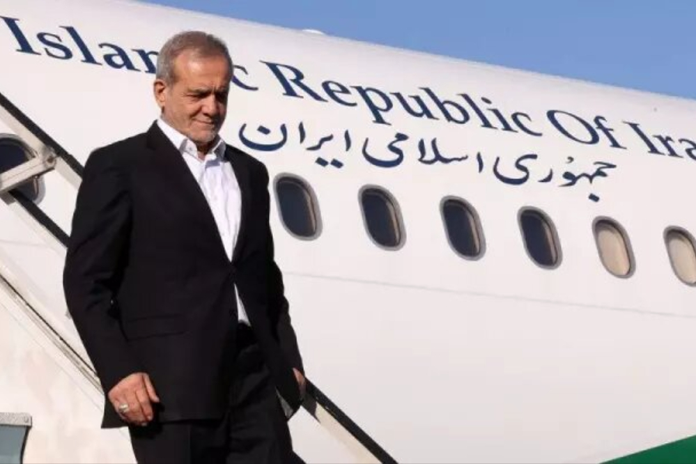 الرئيس الإيراني يعود إلى طهران بعد المشاركة في اجتماع الدوحة