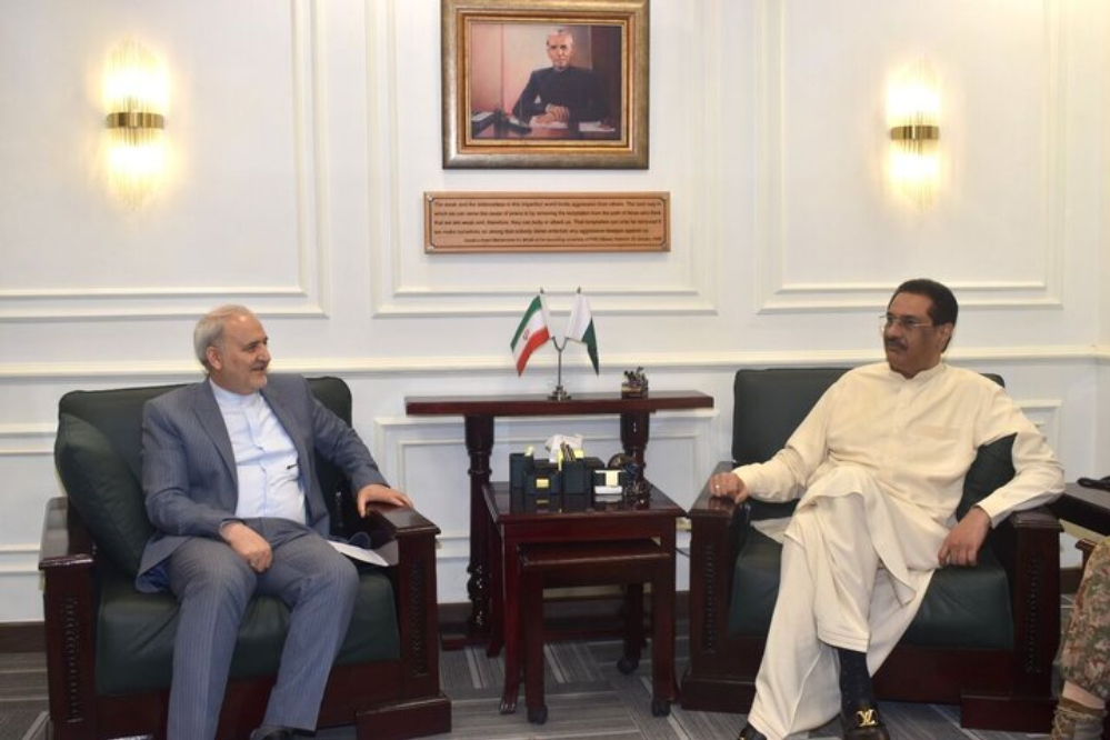 وزير الإنتاج الدفاعي الباكستاني: نركز بشكل خاص على تطوير التعاون مع إيران