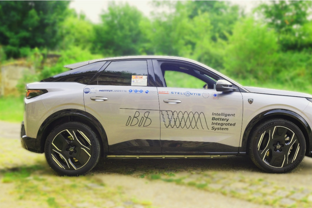 العرض الأول على مستوى العالم. : بدء الاختبارات العملية للنموذج الأولي الذي يتضمن نظام البطارية الذكي المتكامل