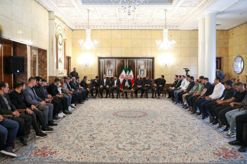 الرئيس الايراني يكرم منتخبات المصارعة الوطنية