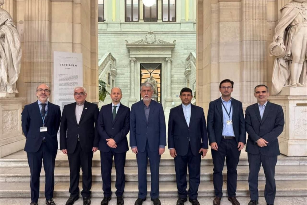 وزير الثقافة الايراني يتفقد المكتبة الوطنية الإسبانية