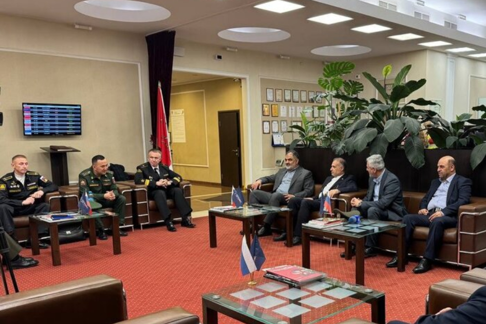 قائد القوات البحرية للجمهورية الإسلامية الإيرانية يزور سانت بطرسبرغ، روسيا، لحضور قمة بحر قزوين