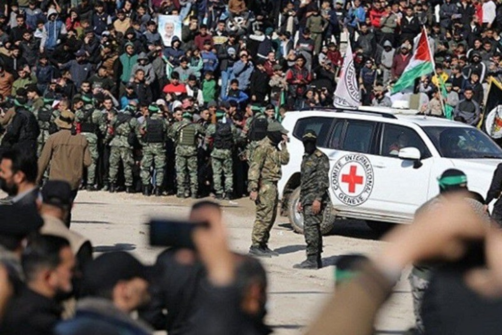 بدء عملية تبادل الأسرى بين الفلسطينيين والإسرائيليين/تسليم الدفعة الأولى من أسرى الكيان للصليب الأحمر