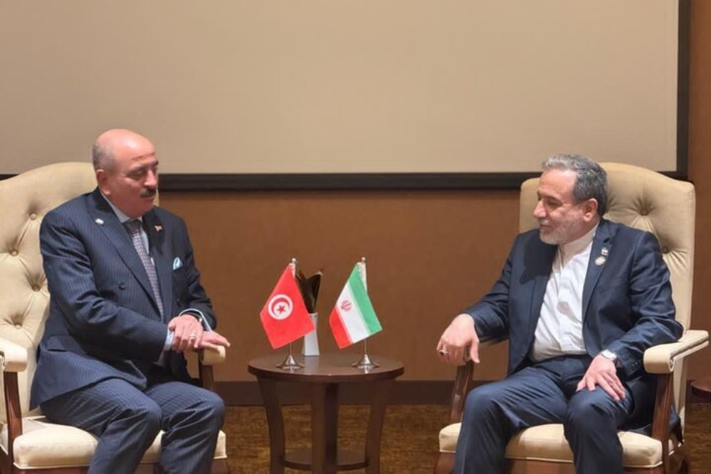 عراقجي يلتقي نظيره التونسي والكوبي في اوغندا