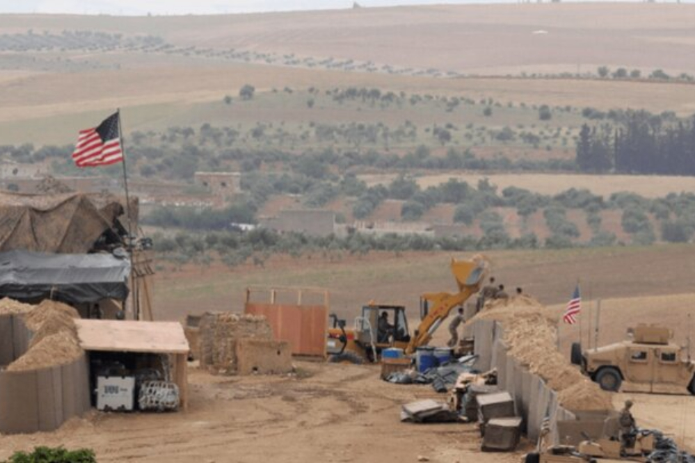 سوريا... طائرة أميركية تهبط في قاعدة "خراب الجير" محملة بأسلحة وأنظمة دفاع جوي