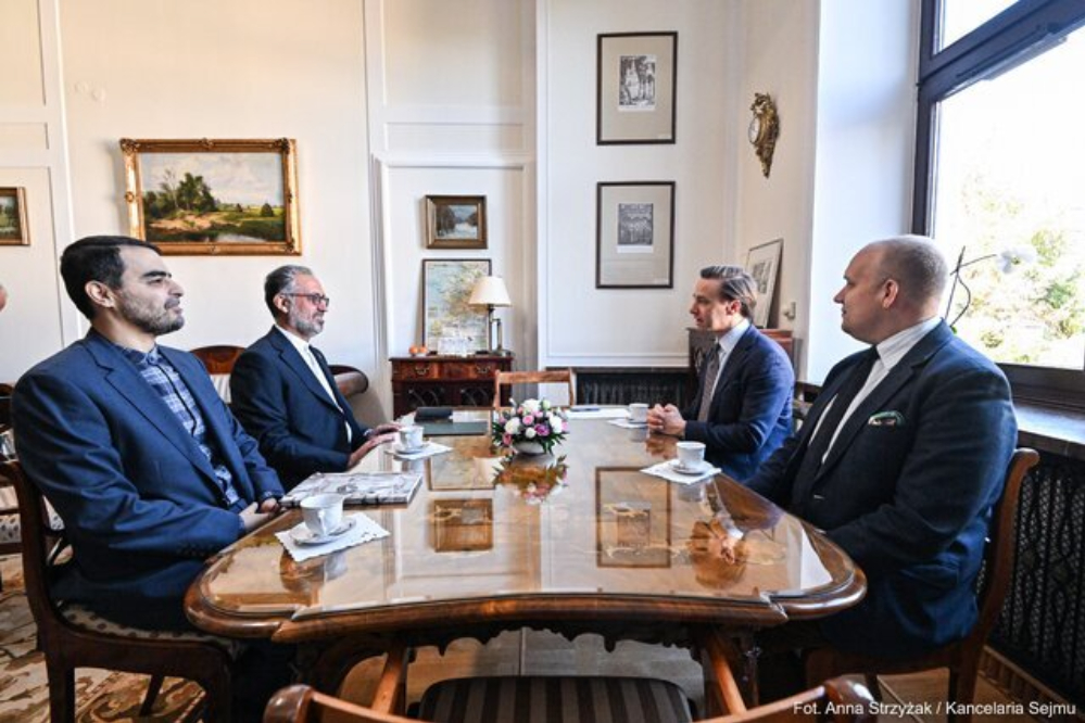 السفير الإيراني يلتقي نائب رئيس البرلمان البولندي