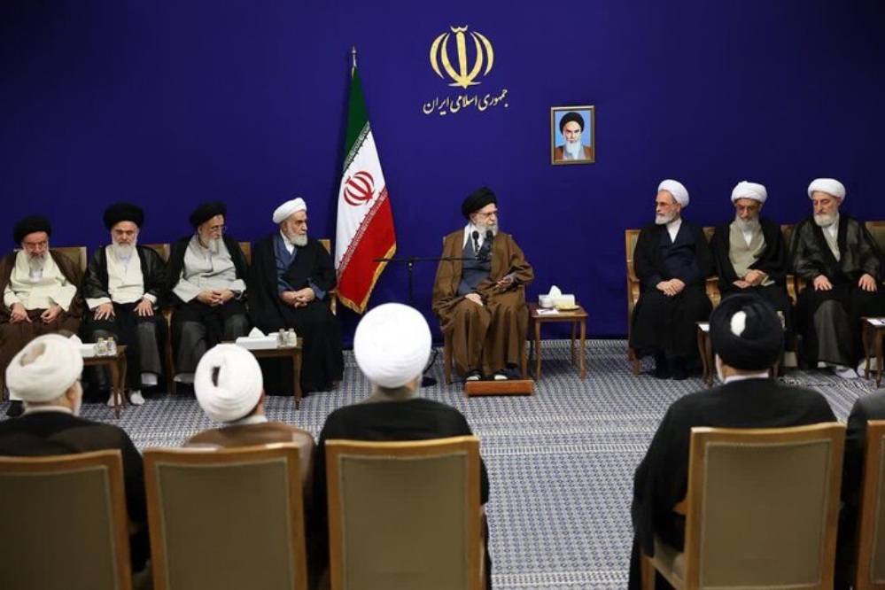 قائد الثورة الإسلامية: تعريف "الجمهورية الإسلامية" اليوم هو نفس الحكومة التي تصورها "ميرزا نائيني"