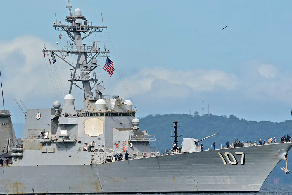 تدمير مدمرة أمريكية بصواريخ "قدر 380" و"طلائية"