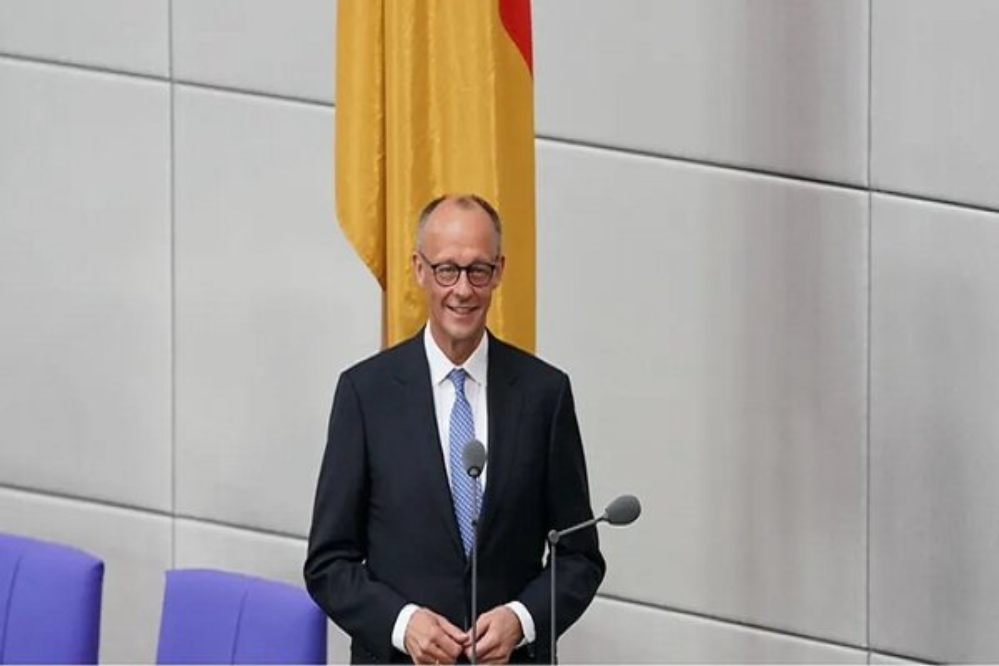 المستشار الألماني يدعو الجولاني إلى زيارة بلاده لمناقشة ترحيل سوريين