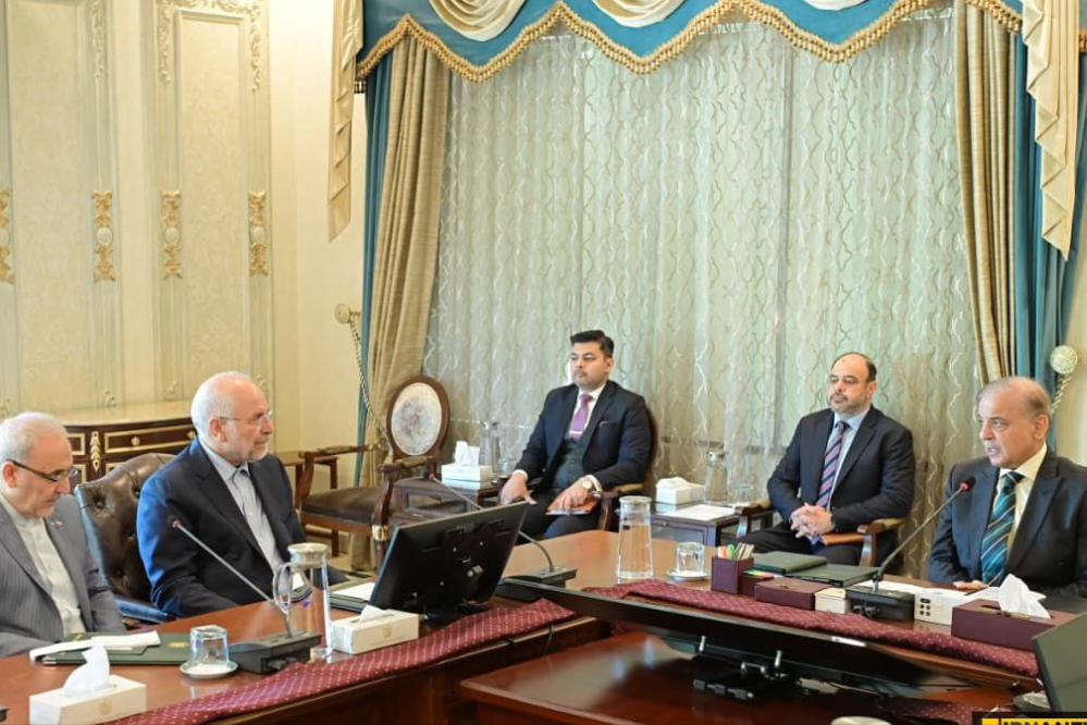 قاليباف يلتقي شهباز شريف ويؤكد تعزيز التعاون الثنائي مع باكستان