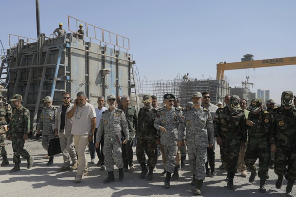 القائد العام للجيش الايراني يتفقد عملية بناء الجدار الحدودي في شمال شرق البلاد