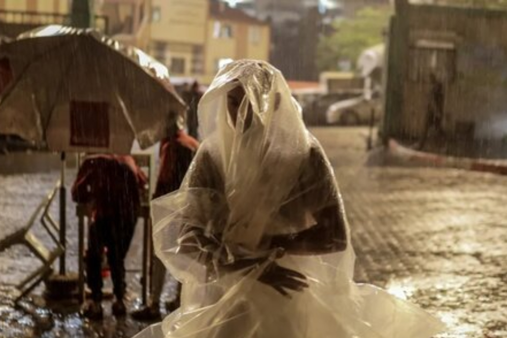 غزة تواجه مأساة جديدة.. آلاف الخيام دمرت بفعل الأمطار