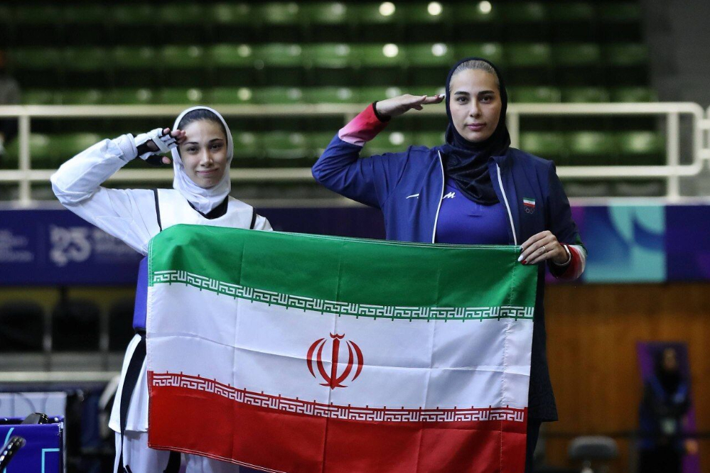 لاعبة تايكواندو إيرانية تتقلد ميدالية ذهبية ضمن ألعاب التضامن الإسلامي