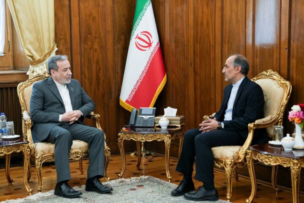 عراقجي يلتقي القنصل العام الجديد لجمهورية إيران الإسلامية في مومباي