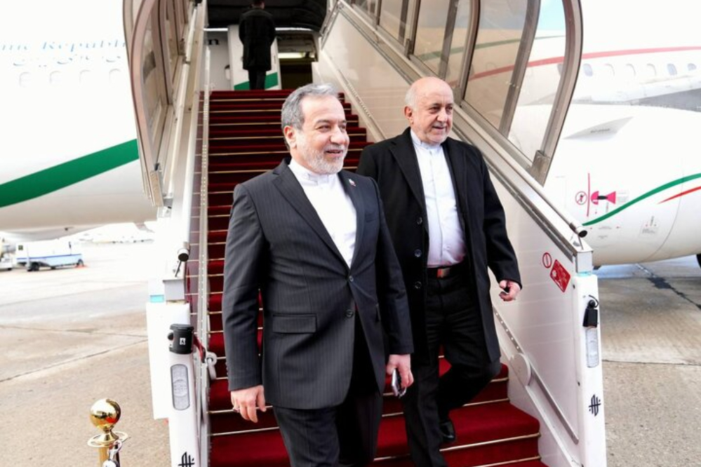 وزير الخارجية الايراني يصل إلى باريس