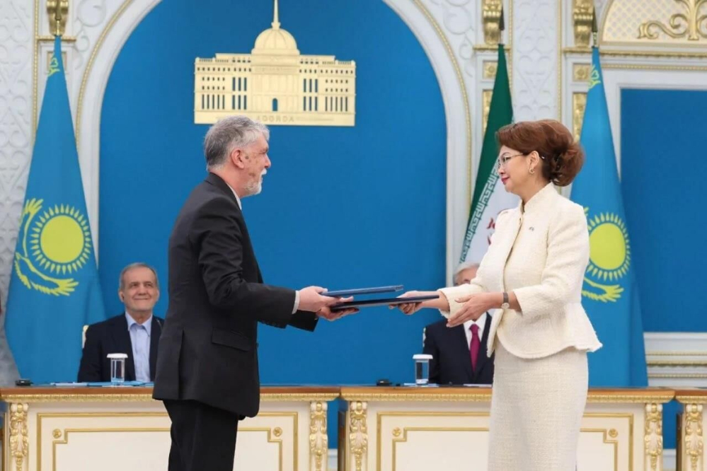 إيران وكازاخستان تتخذان خطوة جديدة في تعميق التعاون الثقافي وتوقعان مذكرة تفاهم سينمائية