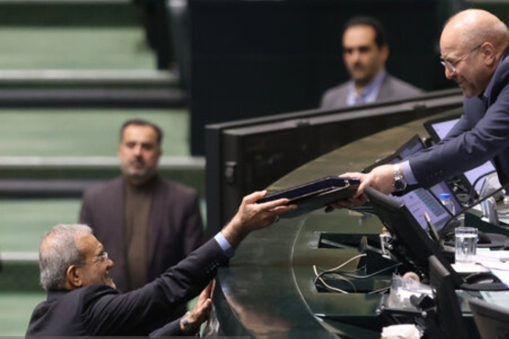 الرئيس الايراني سيقدم مشروع قانون الميزانية على البرلمان مساء اليوم