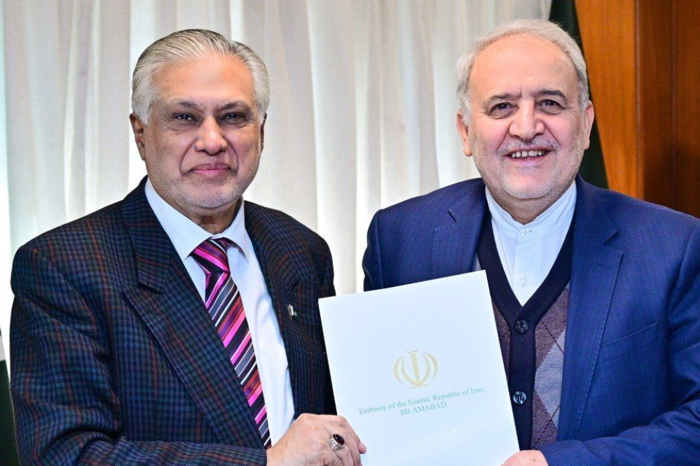 سفير إيران يسلّم رسالة عراقجي إلى نظيره الباكستاني