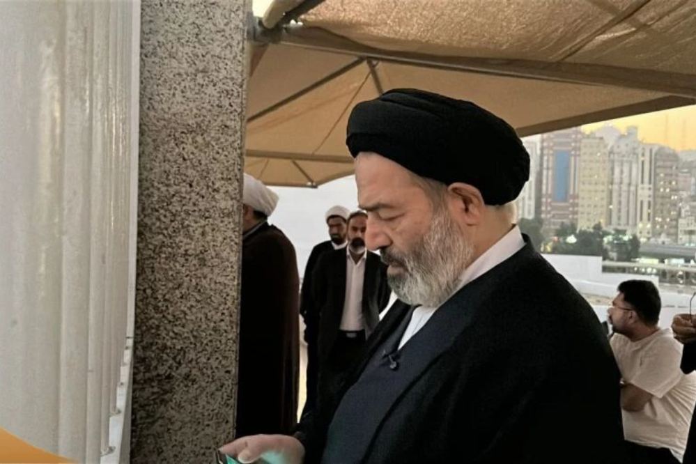 ممثل الولي الفقيه لشؤون الحج يزور مقبرة "ابو طالب" في السعودية