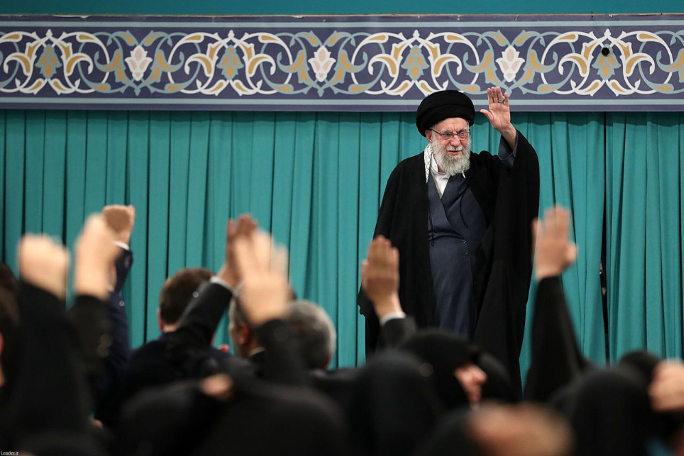 قائد الثورة: نعتبر الرئيس الامريكي مجرما لِما ألحقه بالشعب الايراني من ضرر وخسائر