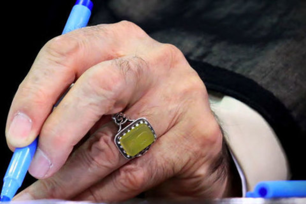 قائد الثورة يوافق على عفو أو تخفيف أحكام جمع من المدانين في البلاد