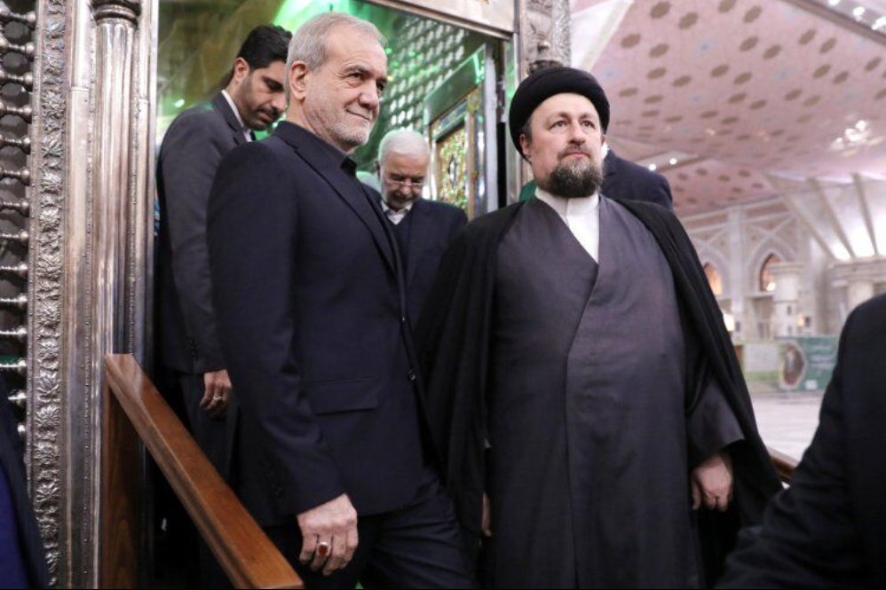 رئيس الجمهورية واعضاء الحكومة يجددون العهد والميثاق مع مبادئ واهداف الامام الخميني (رض)