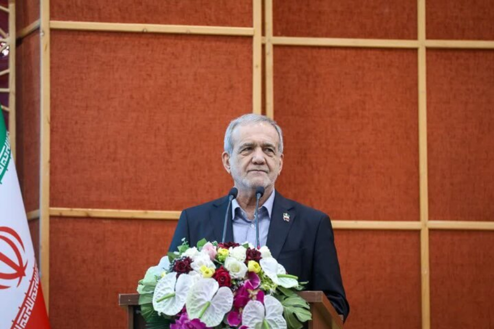 الرئيس بزشكيان: الشعب الإيراني لا ينخدع بالأجانب