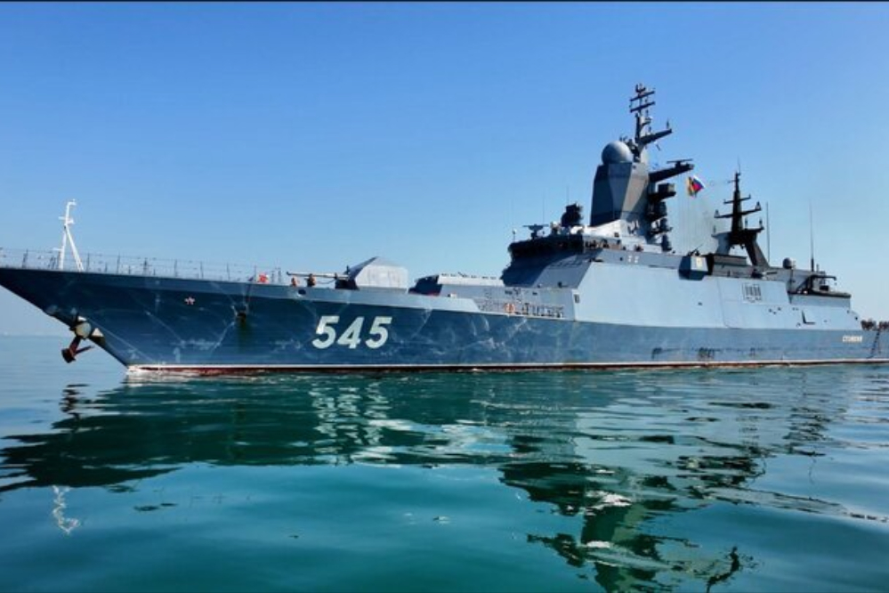 حاملة مروحيات روسية ترسو في المنطقة الاولى للبحرية الايرانية في بندرعباس