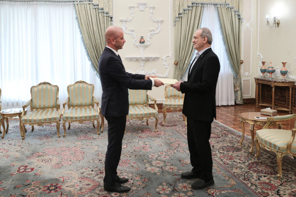 بزشكيان: الكيان الصهيوني هو التحدي الرئيسي لانعدام استقرار لبنان والمنطقة