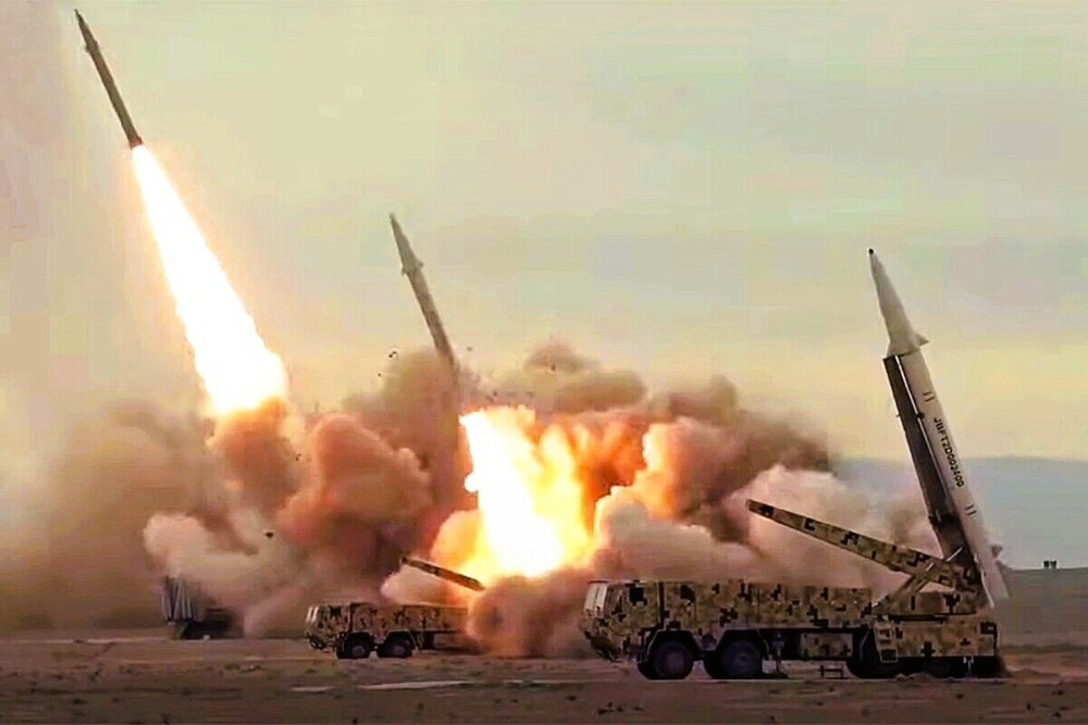 صواريخ الحرس الثوري تدك مقر الاسطول الامريكي الخامس في البحرين وقواعد بقطر والامارات واهداف في اسرائيل