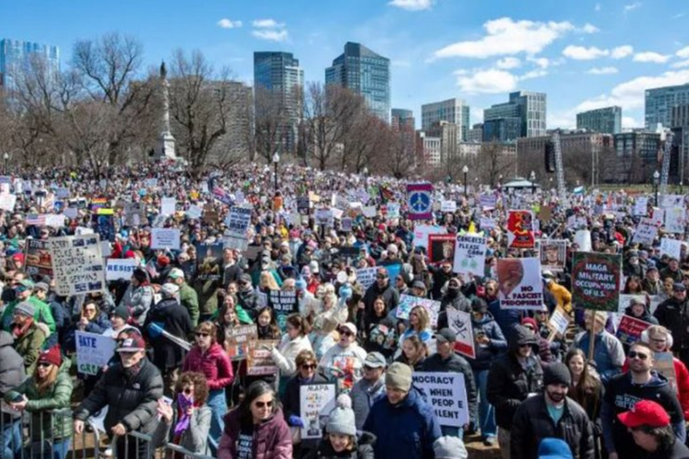 ملايين الاميركيين يتظاهرون ضد سياسات ترامب والحرب على ايران